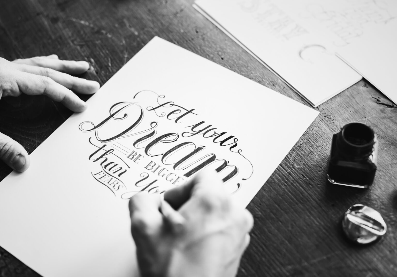 Calligraphie artistique : styles, outils et techniques pour débuter